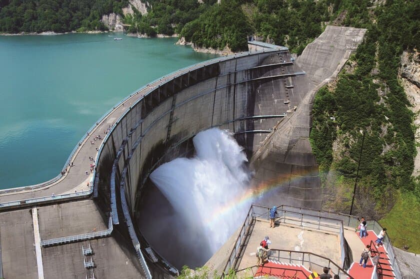 立山黒部アルペンルート、黒部ダムの観光放水がスタート！
～雲上の避暑地でクールな夏を～