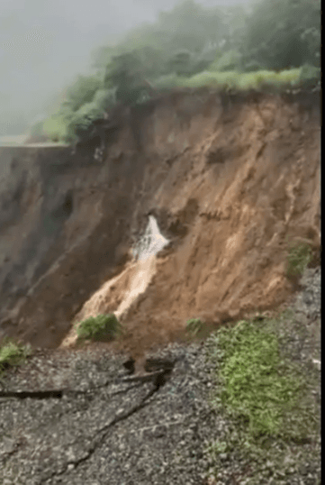 崩壊斜面からパイプ状に吹き出す地下水