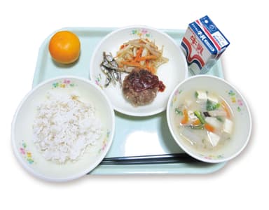 当日のメニュー　はだか麦のつぶ入りご飯 ・使いきりきんびらごぼう ・愛顔の食べきりレシピ「ごはんバーグ」 ・だし煮干の佃煮 ・根菜ほっこりみそ汁