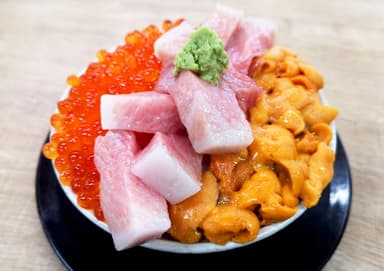 贅沢丼 うに・大トロ・いくら 3&#44;608円