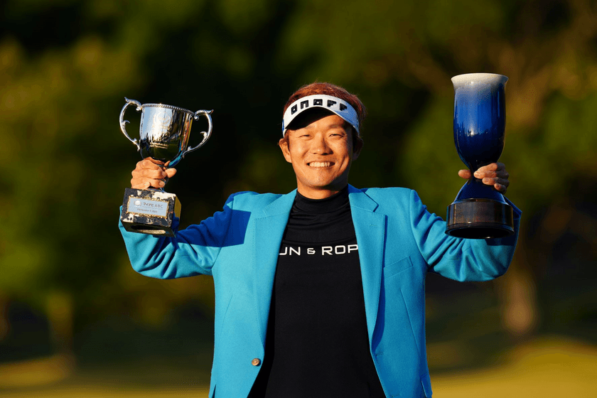 オノフ契約プロ 浅地洋佑が、『ONOFF KURO』で優勝！
大混戦を制し今季初優勝、ツアー3勝目を挙げました