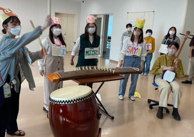 童謡「山の音楽家」を教える本学の学生