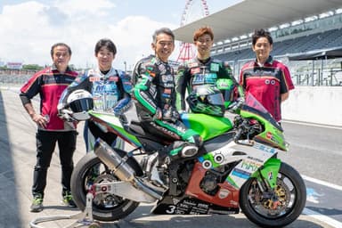 集合写真(左：伊藤監督　右：井筒ライダーアドバイザー)