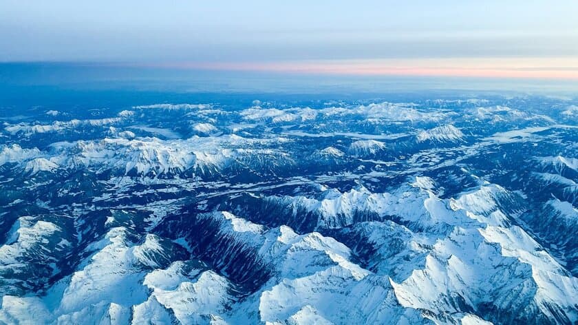 神の視座から眺める立山連峰の絶景。
プライベートジェットで満喫する新たな「とやま旅」、
6/17より発売開始