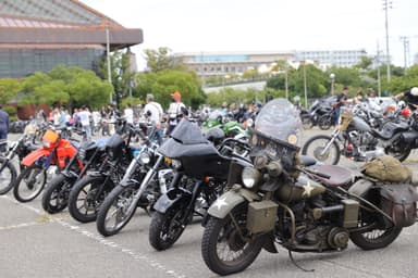 屋外の駐車場にも来場者自慢のバイクがずらり