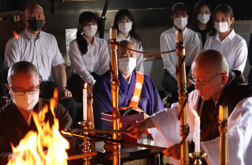 【食べられるグッズ第7弾】四天王寺で
コロナ禍“疫病退散”と“学業成就”ご祈祷
～在学生から受験生へのメッセージが入った
「ご祈祷ふやきせんべい」を制作～