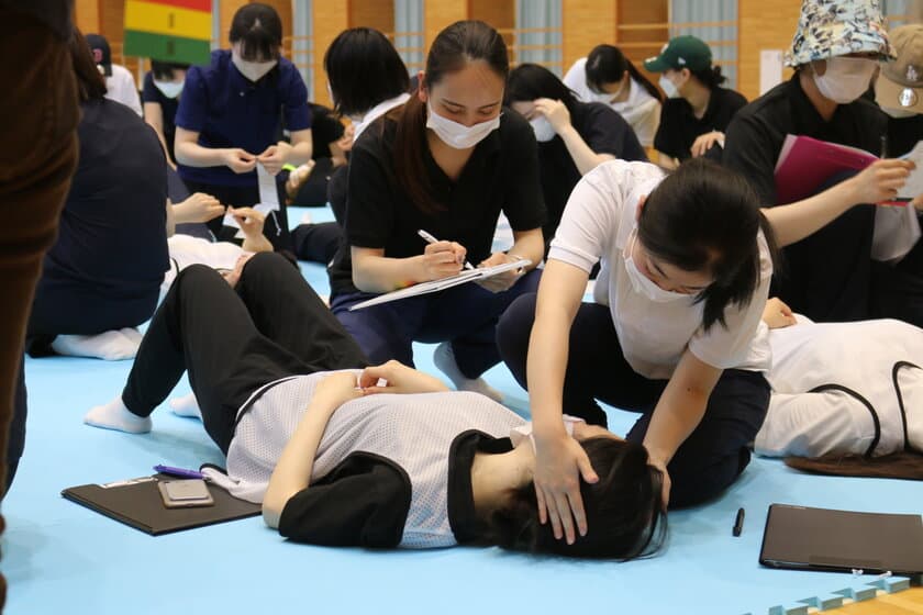 四天王寺大学 看護学部1期生が災害時を想定した
災害看護技術演習を7月2日に実施