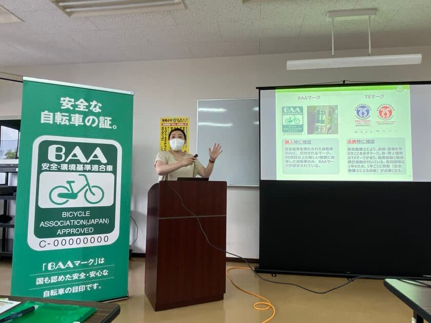 ＜自転車の安全利用促進委員会レポート＞
鹿児島県の教職員約30名が自転車事故防止ポイントを学ぶ
「自転車通学許可校等担当者研修会」を8月4日に開催　
自転車ジャーナリストの遠藤 まさ子が登壇　