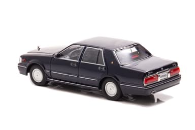 左後：1/43 日産 グロリア CLASSIC SV (PY31) 1998 Dark Blue Pearl