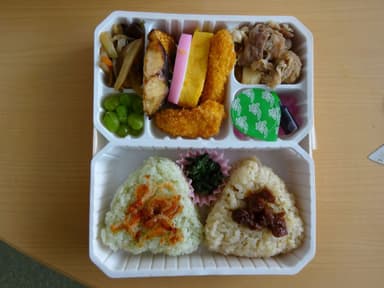 「握り飯の幕の内弁当」内容