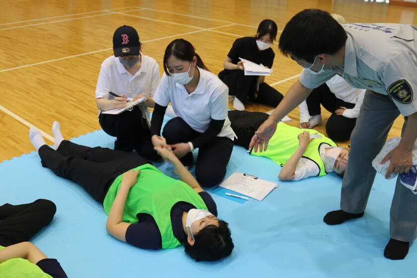 四天王寺大学看護学部が
消防隊員指導による災害時を想定した看護演習を4月22日に実施