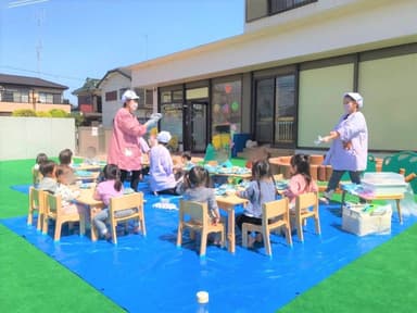 天気の良い日はお外給食をすることもあります