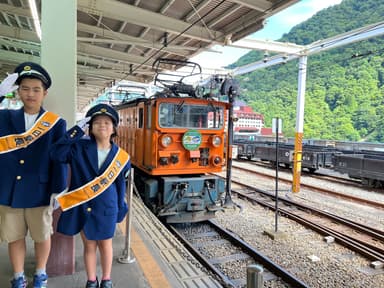 電車の前で記念撮影