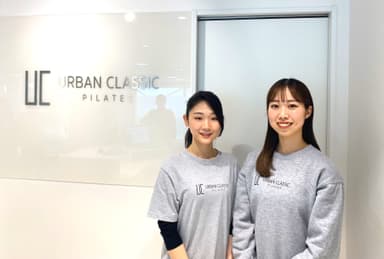 鶴見店の丸山 優夏さん(写真左)と藤沢店の齋藤 舞さん