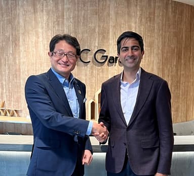 右：米Edgio社　Chief Technology Officer／General Manager of Applications Ajay Kapur様　左：日本情報通信株式会社　代表取締役社長執行役員　桜井 伝治