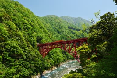 新山彦橋を渡るトロッコ電車