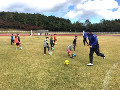 準備運動中もプレーアドバイザーが気になってしょうがない子どもたち♪