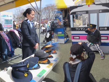 各社による子ども制服着用体験コーナー