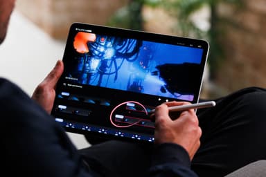 Apple Pencilとタイムライン編集(クレジット： Procreate&#44; Nikolai Lockertsen のアニメーション作品)