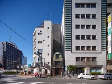 ビルに挟まれて建つ街の風景＿昼