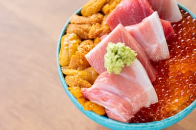 贅沢丼 ～うにトロいくら～