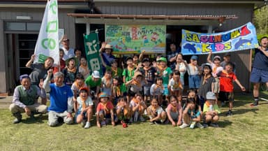 田植えに参加した子どもたち