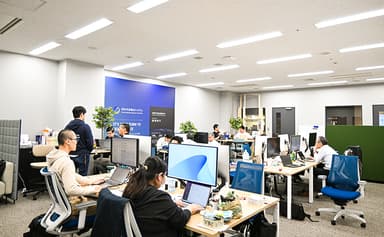 日本橋駅直結のビル5階、スタートアップ企業が集まる「THE E.A.S.T.日本橋一丁目」にある本社オフィス。昨年秋に移転したばかりだがすでに手狭になっているそうだ