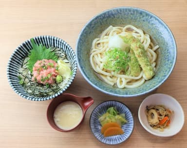 (2)卯兵衛_冷やしぶっかけうどん＆ネギトロ小丼～とろろ付き～