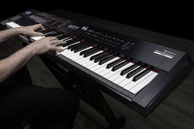 繊細なタッチと耐久性を兼ね備えた鍵盤、高度なコントローラーを備えた『RD-2000 EX』