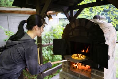 500℃のピザ窯で焼き上げるピザ