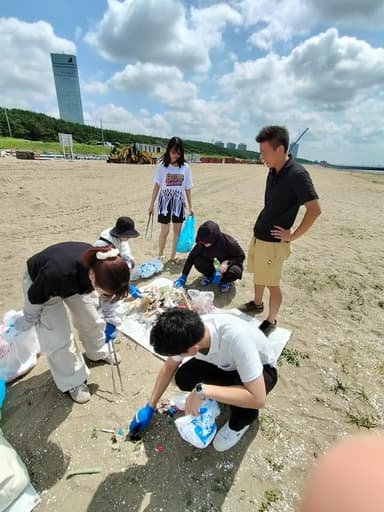 海浜幕幕張の海でのごみ拾いの様子