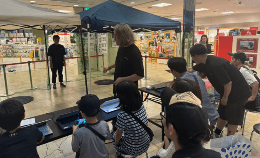 親子でドローン体験！遊びながら学べるイベントを
ドローン競技大会「ドロカツ」東日本大会にて実施！
～ドローン体験会(12/22 調布 電気通信大学)～