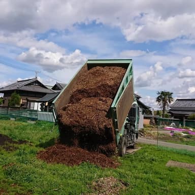 有機栽培として木材チップの搬入