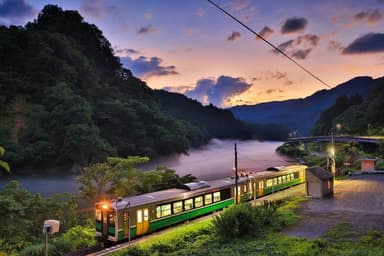 三島町只見線早戸駅の夕刻只見線と川霧風景(郷土写真家：星賢孝／写真提供)