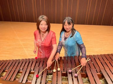 息のあった2人で1台のマリンバを演奏「なつかよ」