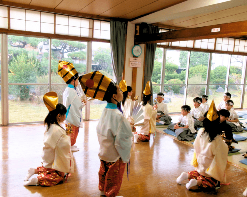 名古屋の笠寺幼児園、年長児が伝統文化を通じて地域交流を実現
　高齢者施設で「おんな白虎隊」や「少年田原坂」を披露