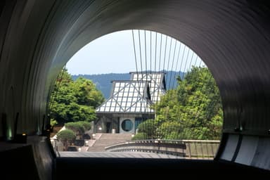 トンネルから美術館棟