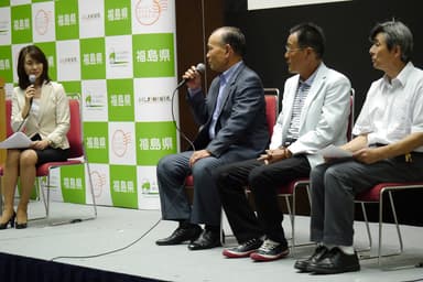 いわき市漁協　矢吹組合長(中央)と機船船曳網連絡協議会　臼井会長(右から2番目)