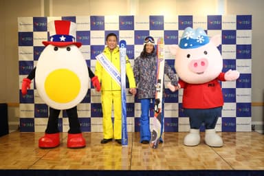 (左から)ハンタマくん、八代英輝さん、三星マナミさん、マウントン