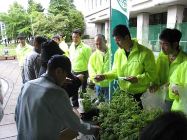 地域住民の皆様へゴーヤの苗を配布(京セラ滋賀蒲生工場／滋賀八日市工場)