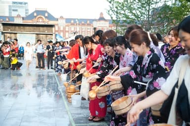 「丸の内 ｄｅ 打ち水」過去開催時の様子