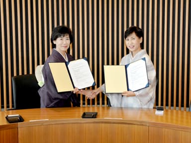 7月29日に行われた締結式の様子(向かって左・吉田 珠美 三輪田学園校長、右・田中 優子 法政大学総長)