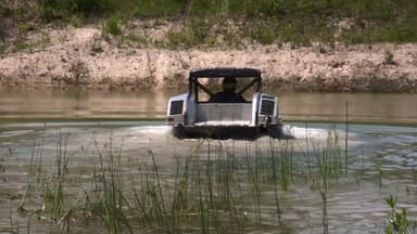 水上を自動車の感覚で走行