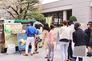 軽食のキッチンカーの様子