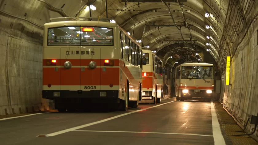 立山トンネル内を運行する様子