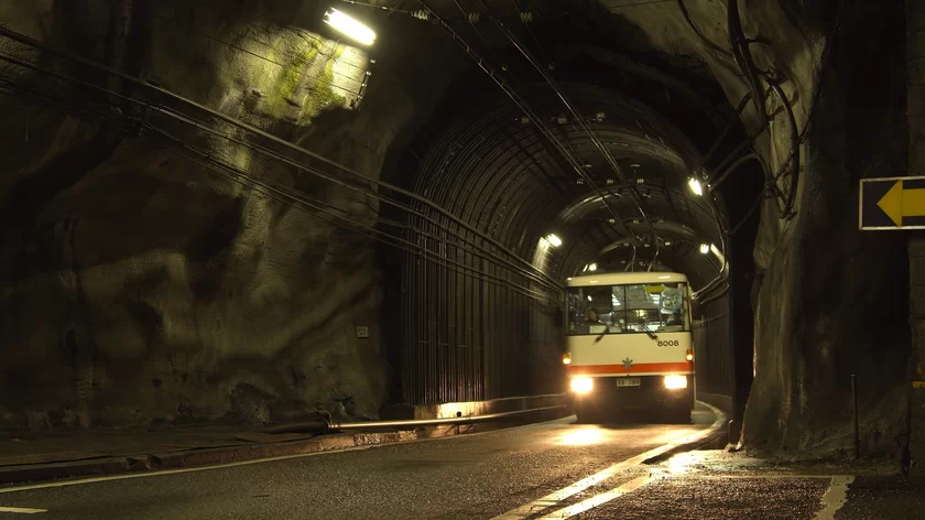 立山トンネル内を運行する様子(2)